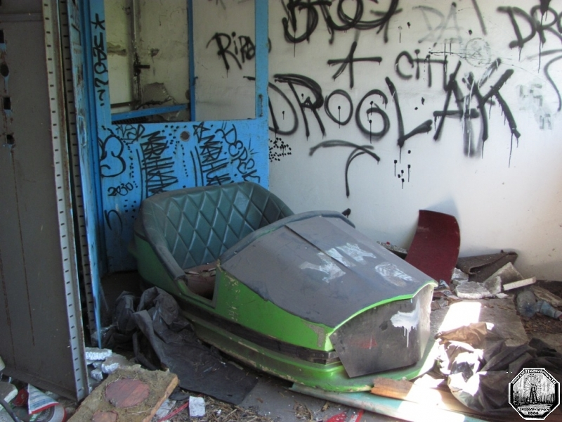Illustration for article titled The Crumbling Chaos of Abandoned Amusement Parks